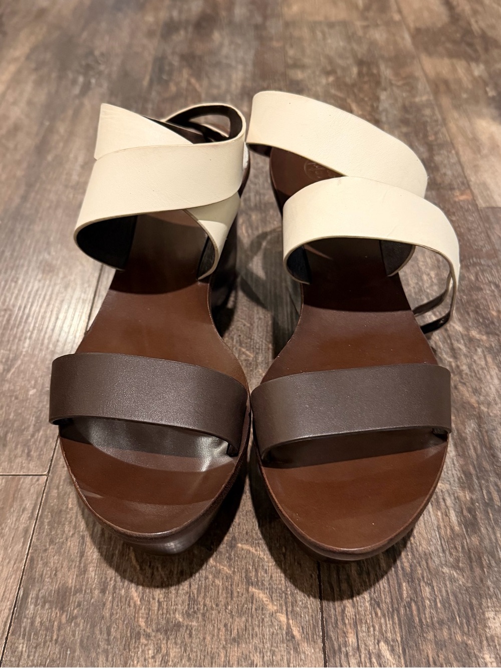 🪻Tory Burch Two-Tone Brown and Cream Leather Crisscross Sandals